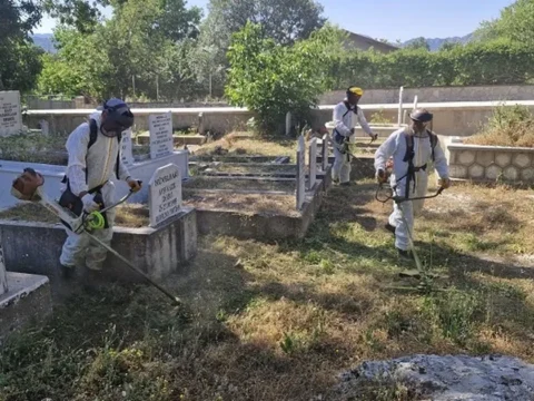 Antalya buyuksehir ekiplerinden ilce mezarliklarinda calisma KbyAWqVX