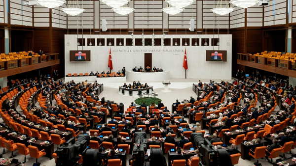 Emekli ayligi duzenlemesi meclisten gecti wzni3B9y
